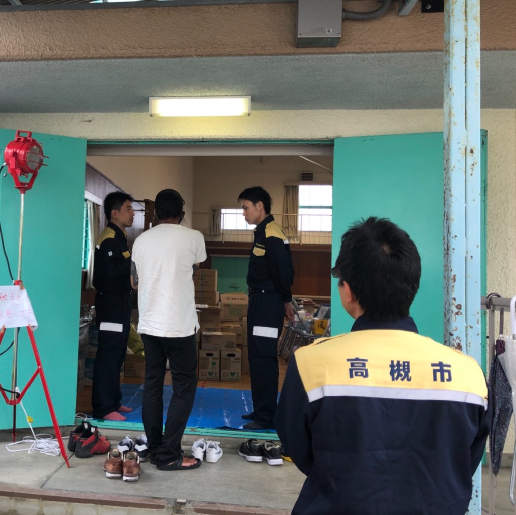 LOVE FOR NIPPONスタッフは、大阪地震避難地域をまわって物資提供を行っております。